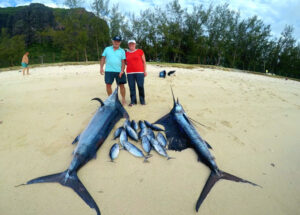 De retour avec un marlin noir un voilier et des bonites